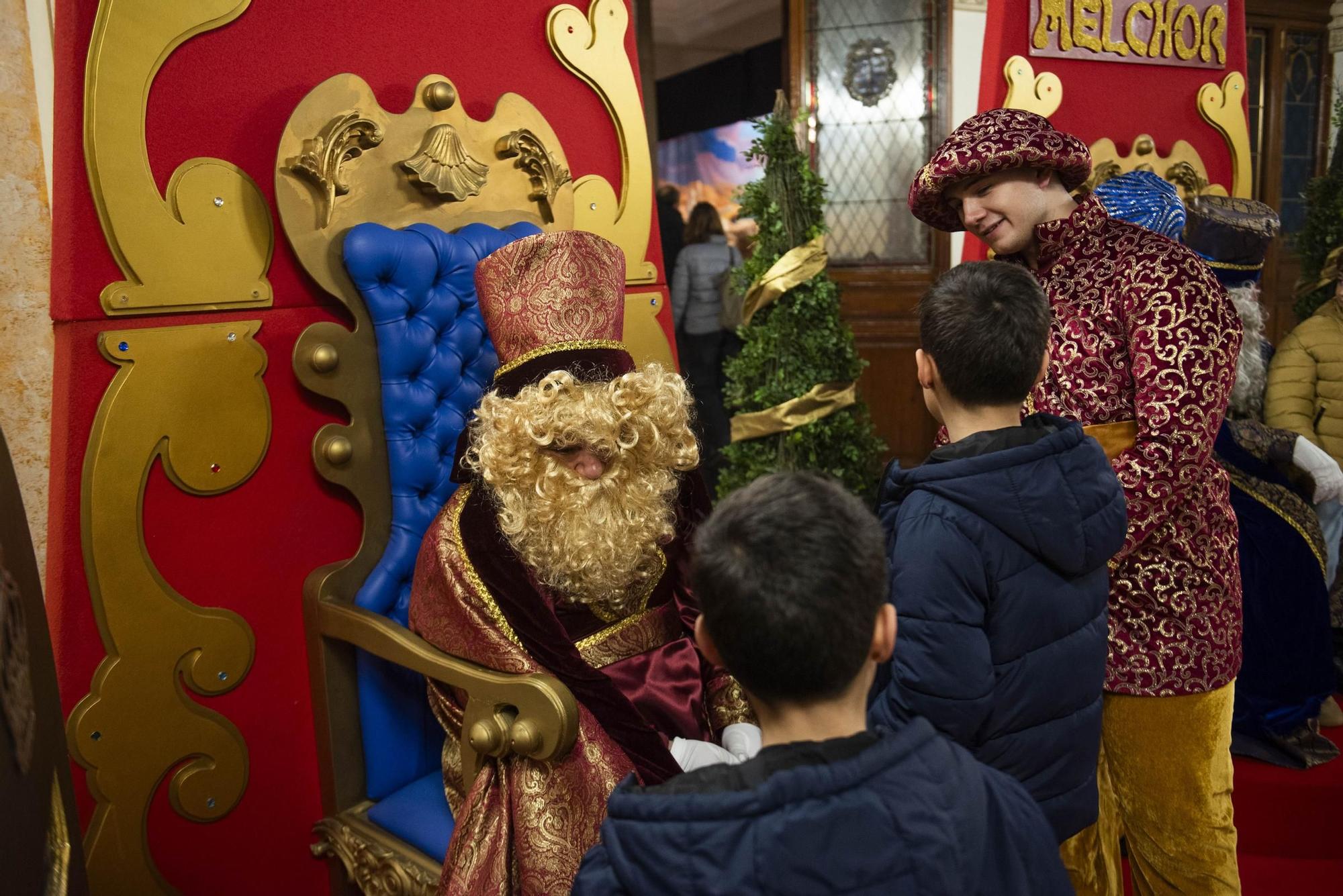 Los Reyes Magos ya reciben a los niños en María Pita