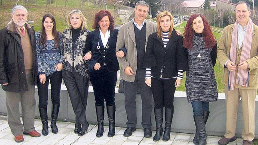 Miguel Pérez, en el centro de la imagen, con los integrantes del grupo de investigación de la USC.  // USC