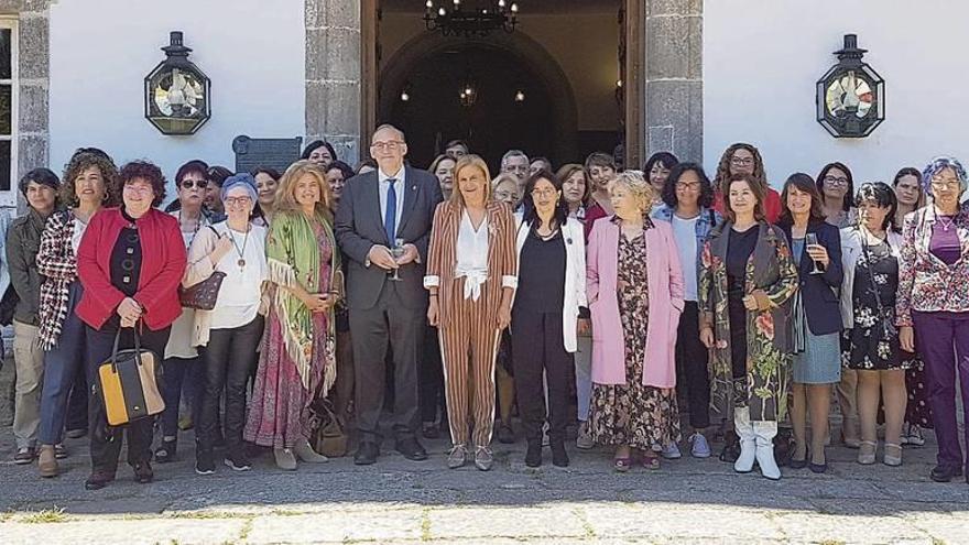 Manuel Reigosa, Carmela Silva y Águeda Gómez, en el centro, con el resto de asistentes a la presentación de la cátedra en Castrelos. // FdV