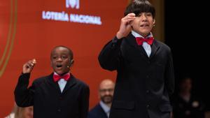 Ángel Abaga (i) y Alonso Dávalos (d) de la residencia de San Ildefonso cantan el Premio Gordo del Sorteo Extraordinario de la Lotería de Navidad 2022, el número 05490, en el Teatro Real de Madrid, a 22 de diciembre de 2022, en Madrid, (España). El sor