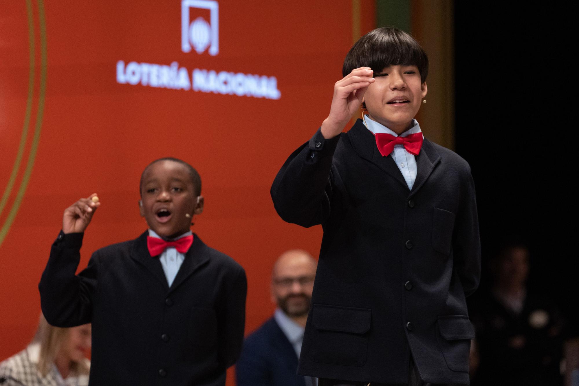 Ángel Abaga (i) y Alonso Dávalos (d) de la residencia de San Ildefonso cantan el Premio &#039;Gordo&#039; del Sorteo Extraordinario de la Lotería de Navidad 2022, el número &#039;05490&#039;, en el Teatro Real de Madrid, a 22 de diciembre de 2022, en Madrid, (España). El sor