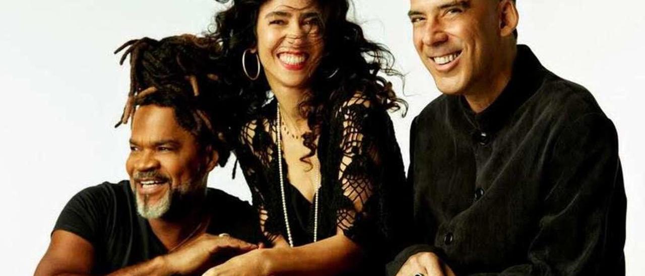 Carlinhos Brown, Marisa Monte y Arnaldo Antunes.