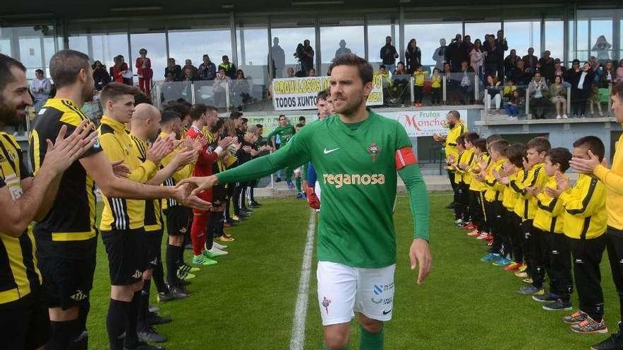 El Ribadumia hizo pasillo al Racing de Ferrol antes de superarle en el terreno de juego. // Noé Parga