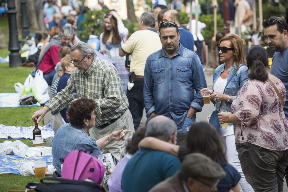 Multitudinario reparto del bollo en San Mateo