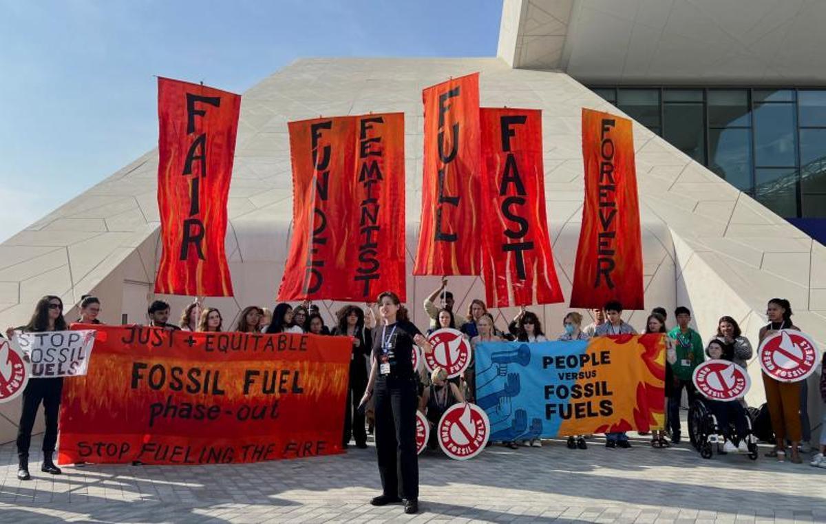 Protesta de activistas climáticos en el marco de la cumbre COP28, en Dubái.