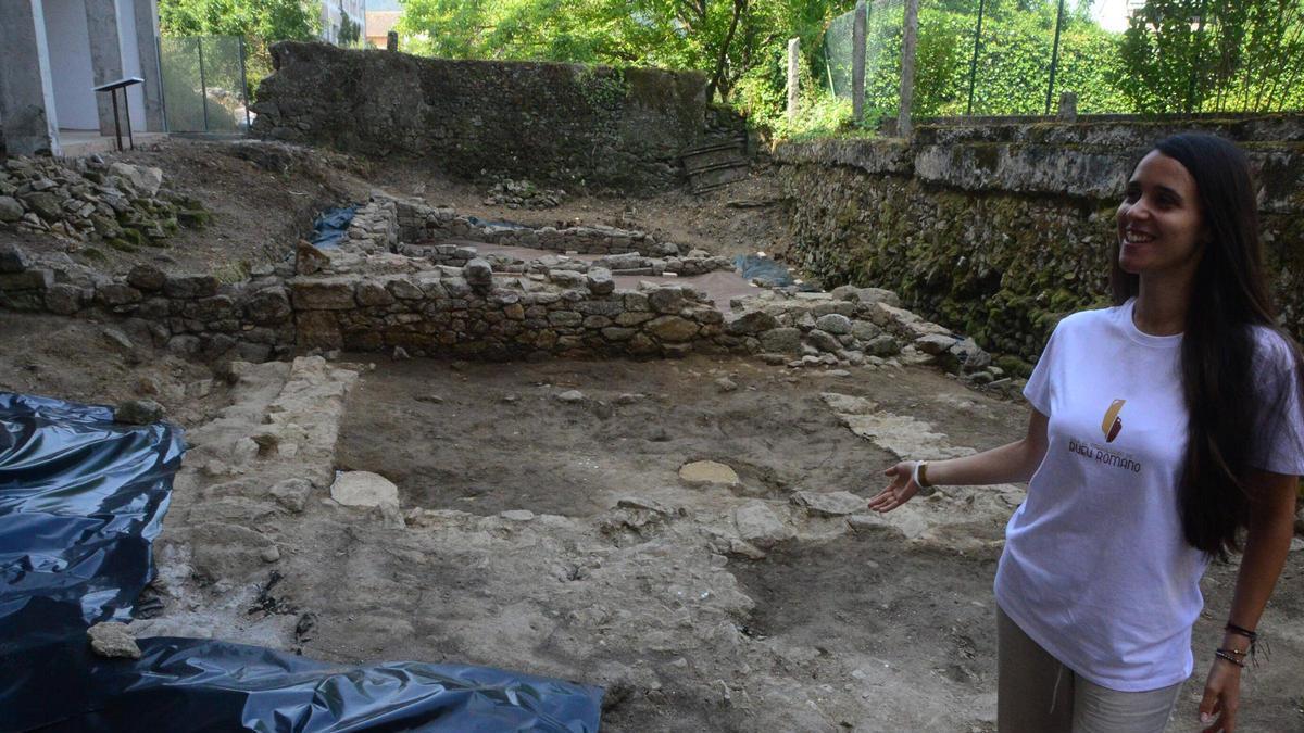 Teresa Bernárdez guiando el recorrido y explicando el yacimiento arqueológico.