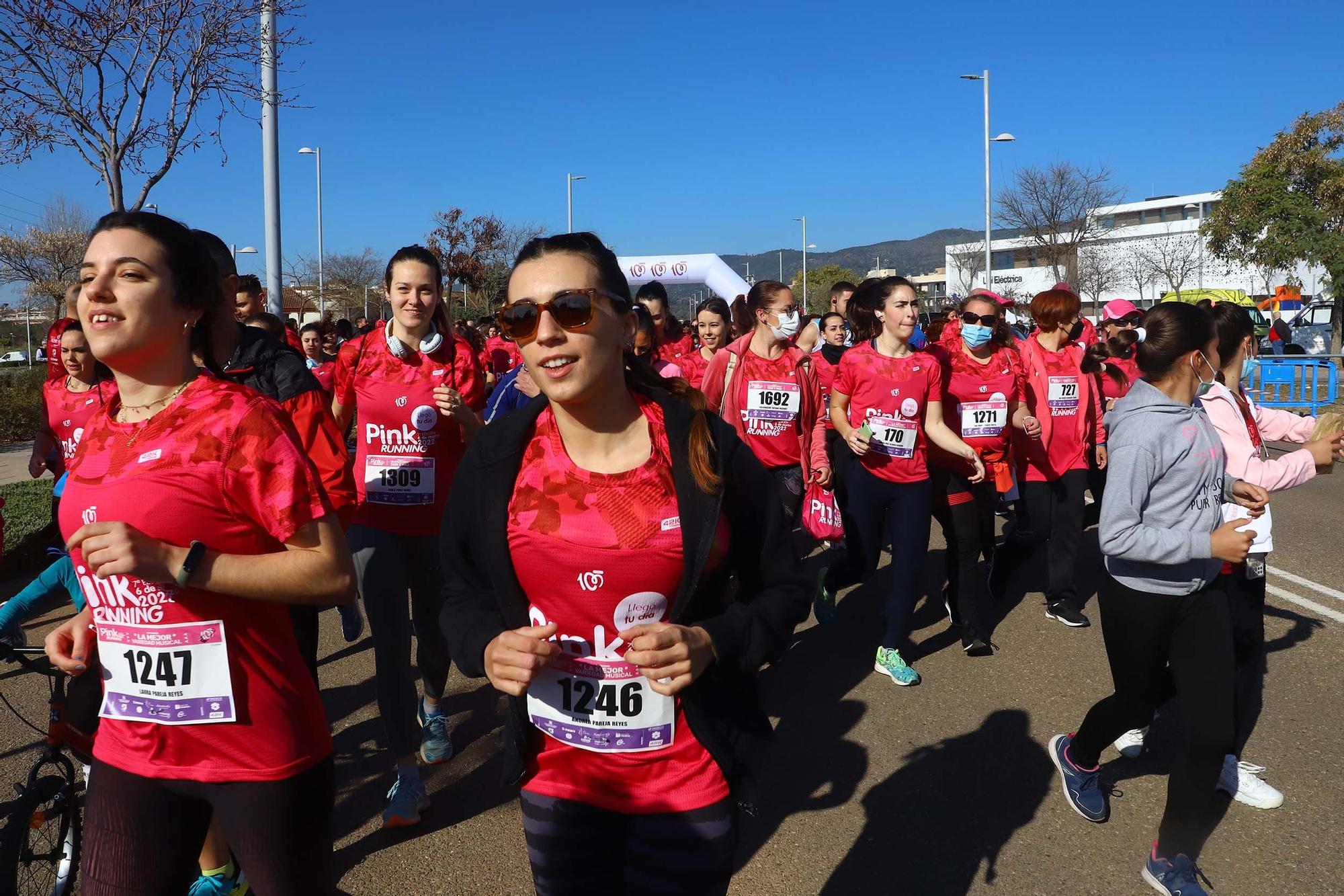 'Pink Running': más de 2.000 corredoras tiñen de rosa las calles de Córdoba