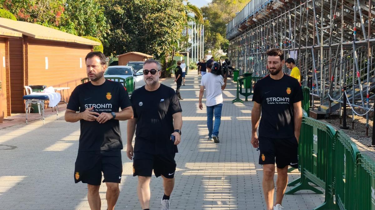 Pablo Ortells, acompañado de Sergio Moya y Aritz Aduriz en el Banús Football Center.