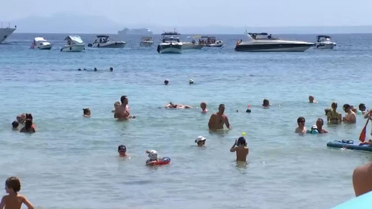 La masificación de embarcaciones de recreo se observa frente a playas y calas de Baleares