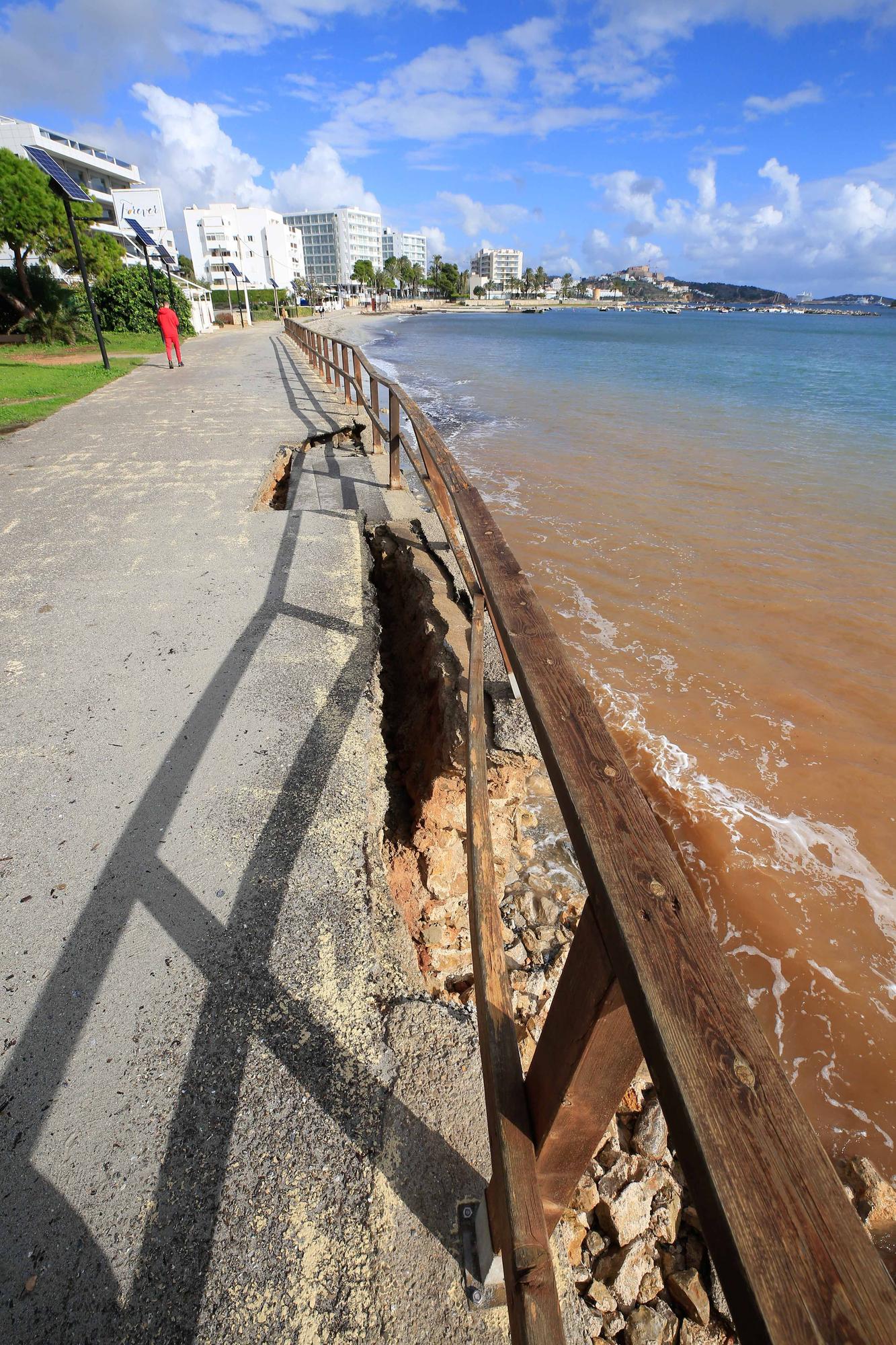 El paseo de Platja d’en Bossa se hunde sobre el mar