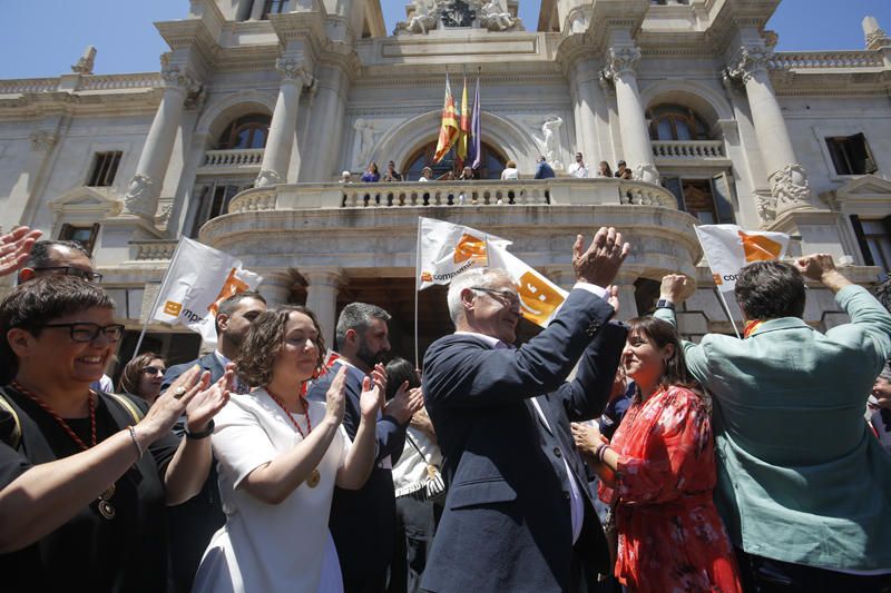 Baño de masas de Ribó y Gómez tras la constitución del ayuntamiento