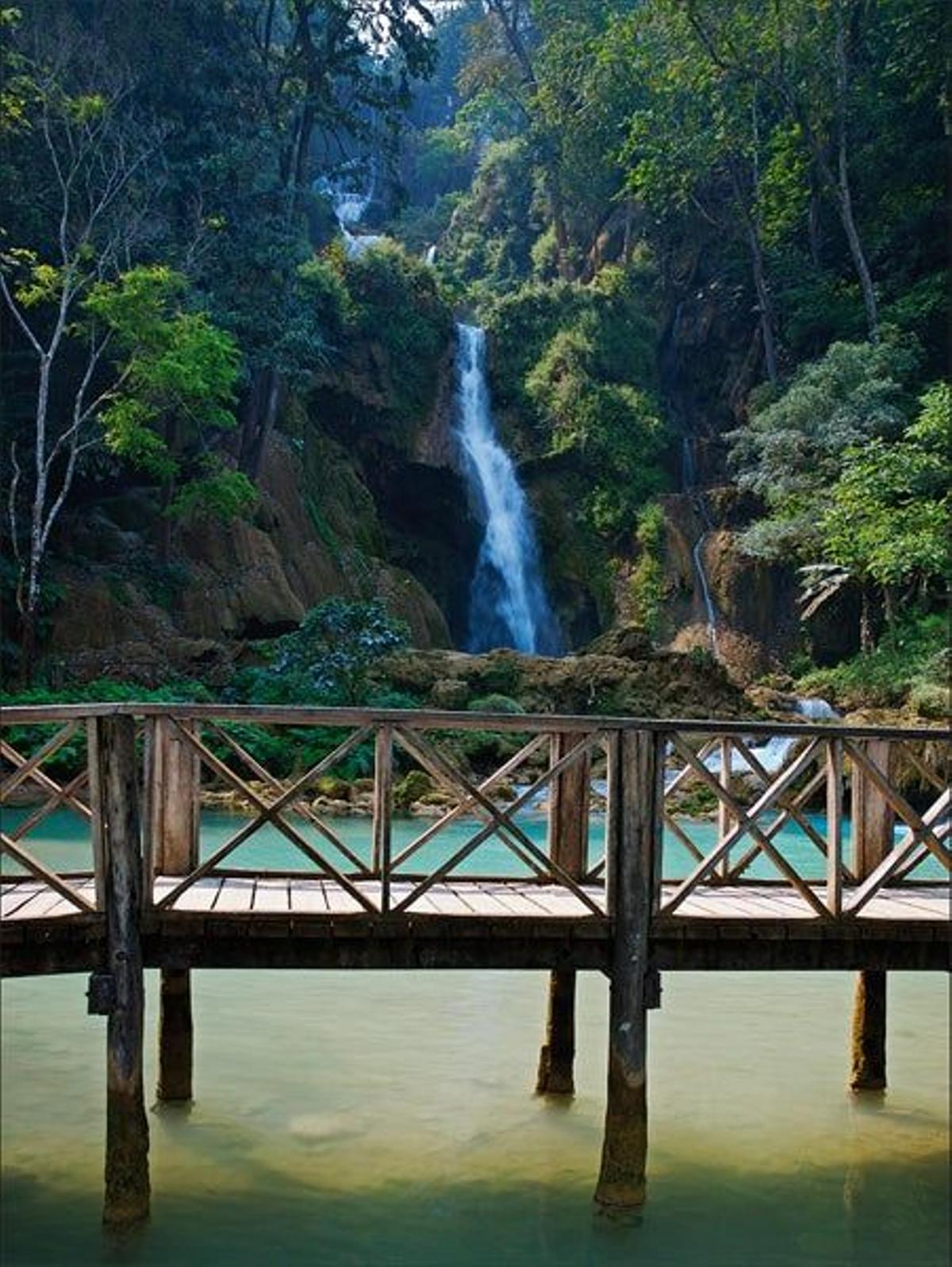 Cascada Kuang Si, un precioso salto de
agua al que se accede por carretera y en el que es posible ba
