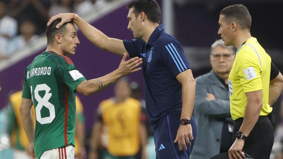 Mundial de Fútbol: Argentina - México. Lionel Scaloni consuela al mexicano Andrés Guardado al ser sustituido en el primer tiempo.