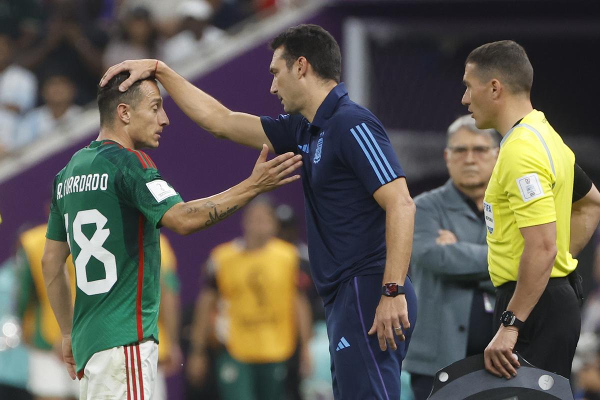 Lionel Scaloni consuela al mexicano Andrés Guardado al ser sustituido en el primer tiempo.