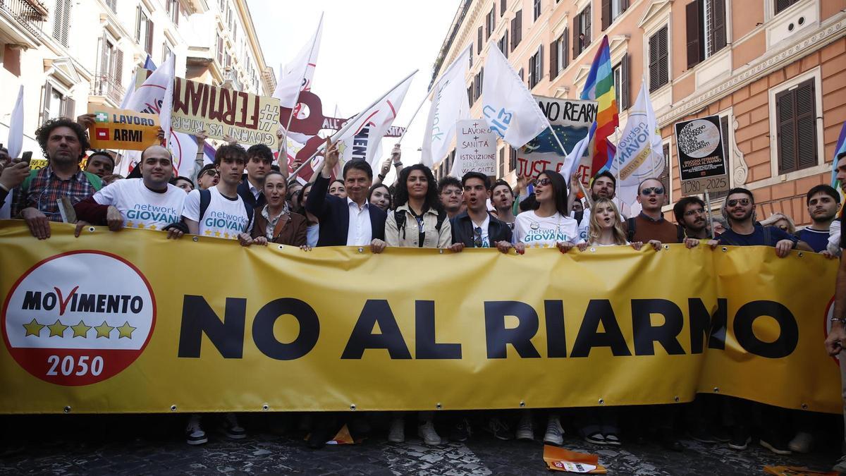 Miles de personas marchan en Roma contra la "locura" del rearme de Europa