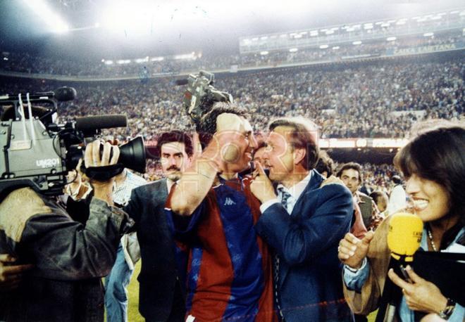 Johan Cruyff celebra con Hristo Stoichkov el títuo de campeón de la Liga 93/94 en el Camp Nou el 14 de mayo de 1994.