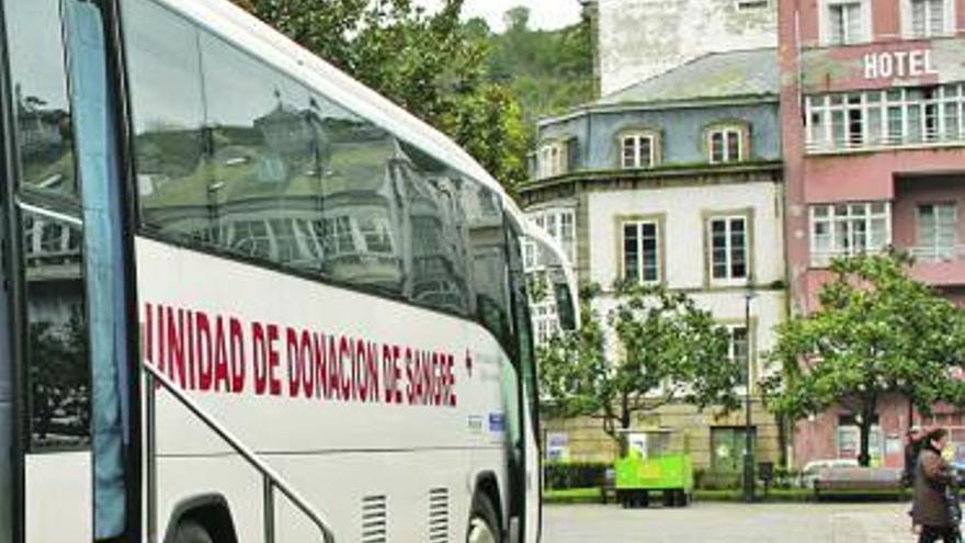 El autobús de donaciones estacionado, ayer, en Luarca.