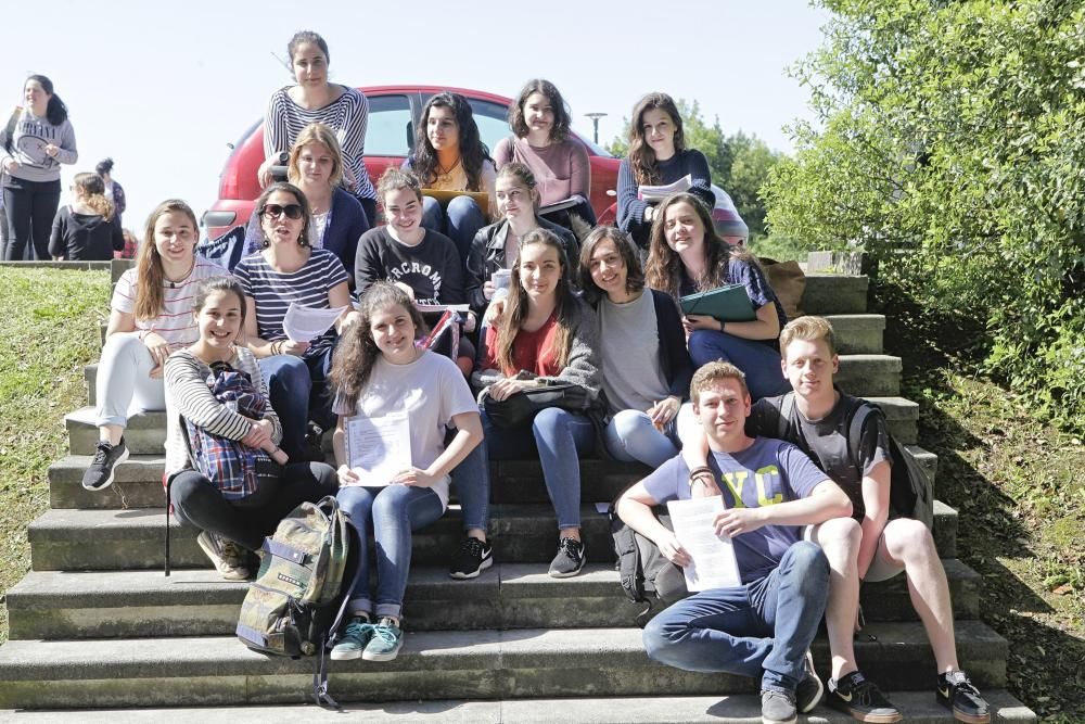 Alumnos se examinan de la PAU en Gijón