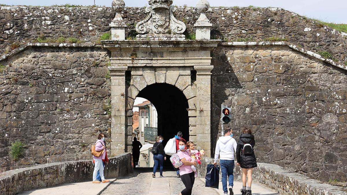 De paseo pero sin aglomeraciones: los gallegos estrenan la reapertura fronteriza con Portugal