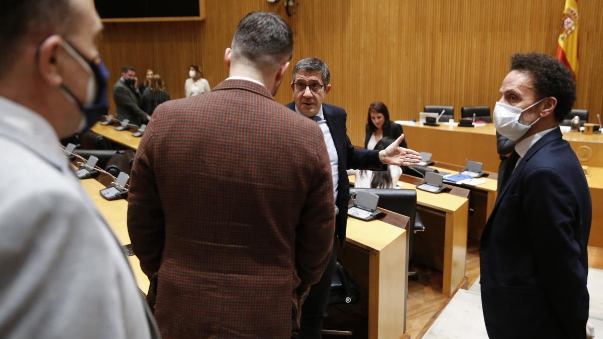 El presidente de la comisión, Patxi López (2d), junto a los diputados de ERC Gabriél Rufián y Ciudadanos Edmundo Bal (d) este miércoles en la primera sesión de la Comisión del Congreso para la Reconstrucción Social y Económica.