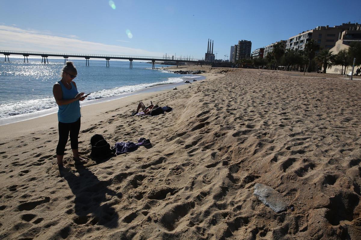 Algunas playas de Badalona pierden arena tras el temporal