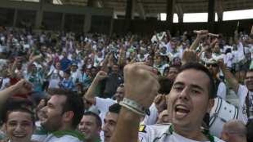 Celebración de la hinchada del Elche del segundo gol de Coro y aficionados del Espanyol.