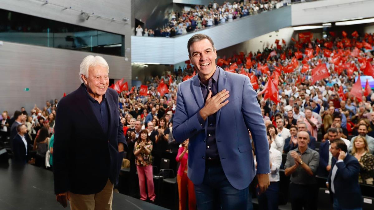 Felipe González y Pedro Sánchez, en el 40º aniversario de la victoria del PSOE celebrado en Sevilla.