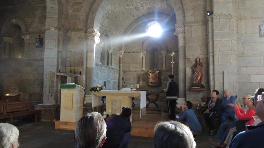 Momento en el que el rayo de luz ilumina el capitel.