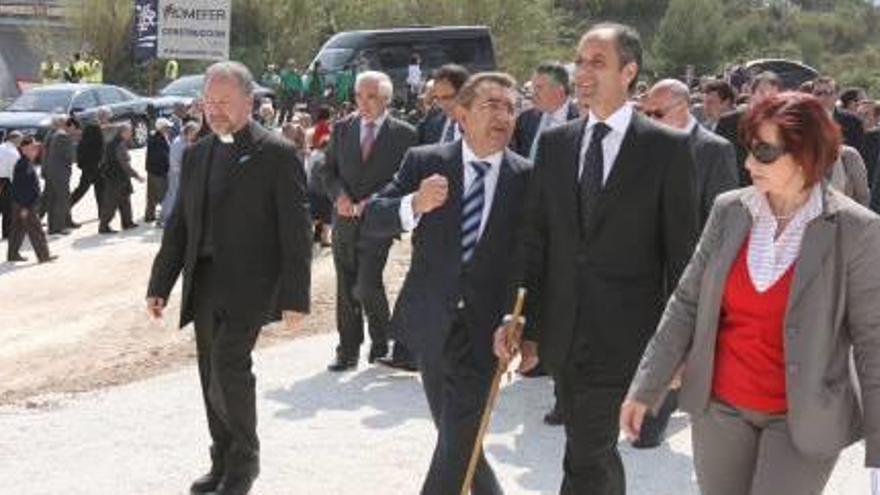 Francisco Camps acompaña al exalcalde de Vallada, Fernando Giner, en una visita a Valpark en 2008.