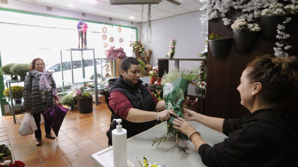 Intensa jornada de ventas de plantas y flores para el Día de Difuntos -  Faro de Vigo