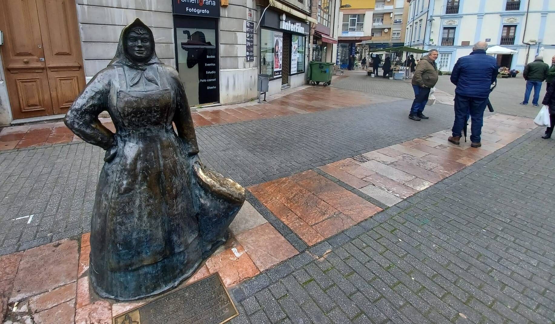 Bodas de plata de "La Muyerina" de Grado: historia en imágenes de la popular escultura