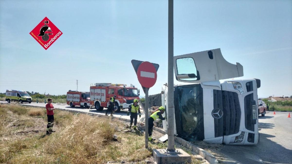 Vuelco de un camión en la CV-91 en Almoradí