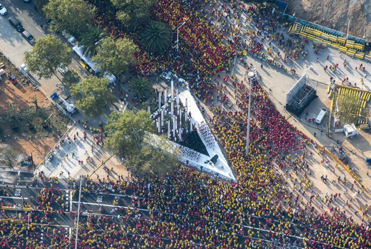 Vèrtex de la gran ’V’ a Glòries formada per la Diada 2014.