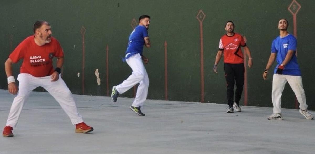 Mit der bloßen Hand donnern die Spieler den harten Ball gegen die Prellwand.