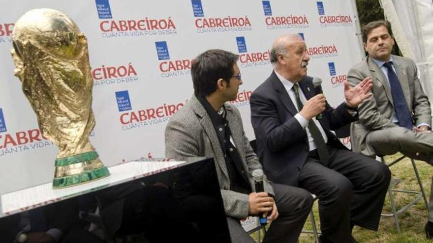 Vicente Del Bosque habla flanqueado por José Cabanas e Ignacio Rivera. // Brais Lorenzo