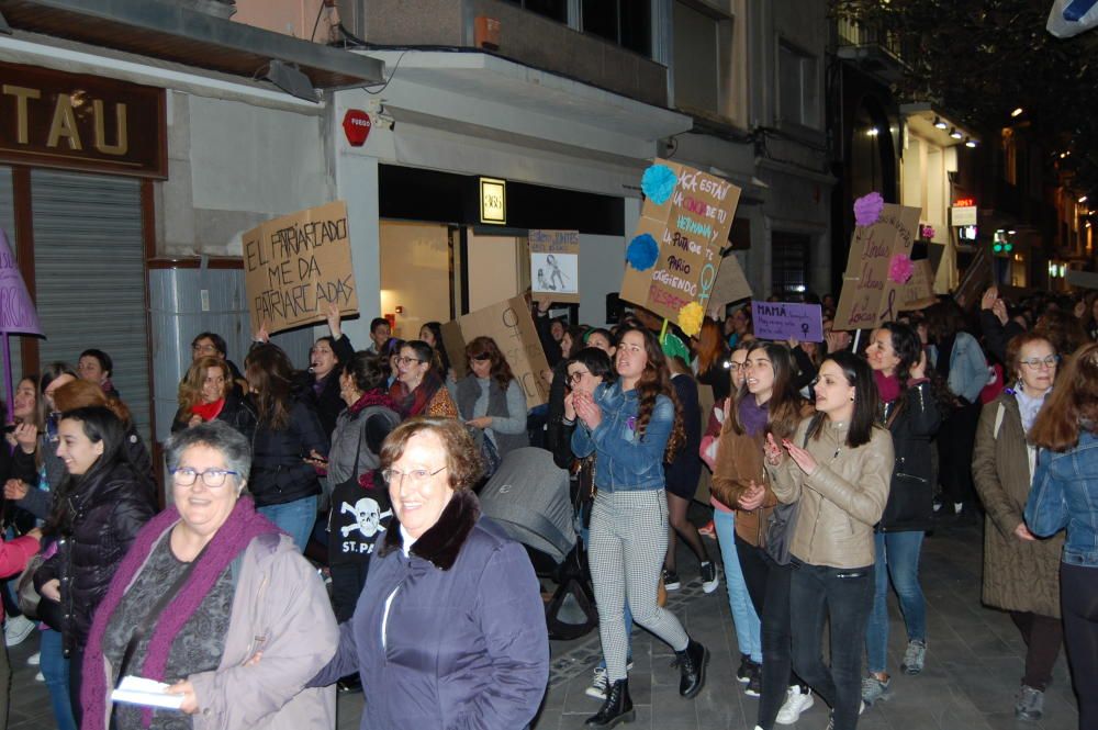 Multitudinària manifestació feminista a Figueres