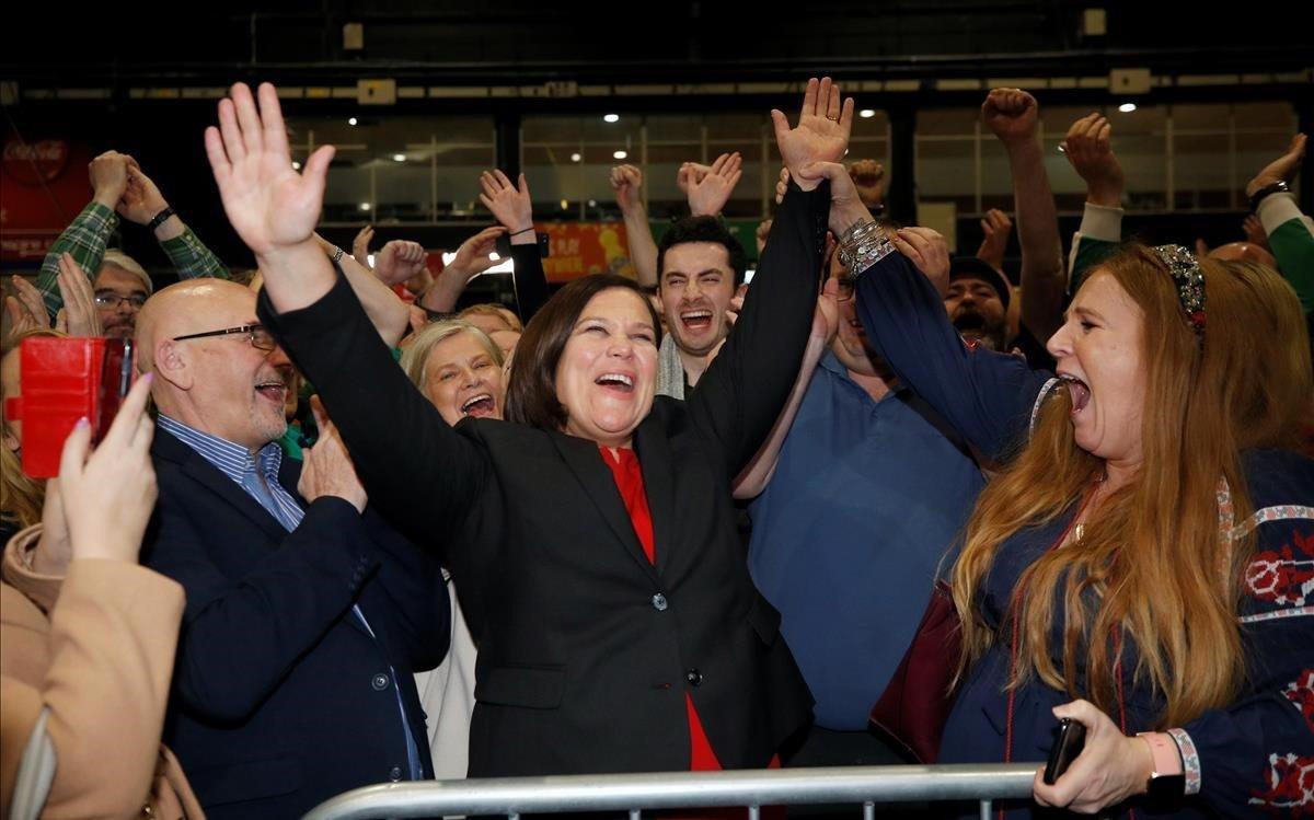 zentauroepp52211875 sinn fein leader mary lou mcdonald celebrates with supporter200209203120