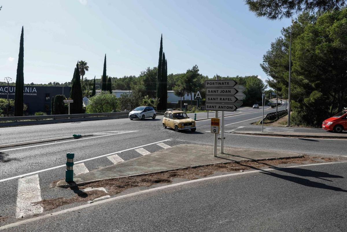 El cruce de los Cazadores, en la carretera de Santa Eulària, es uno de los puntos negros de las carreteras ibicencas. | ZOWY VOETEN