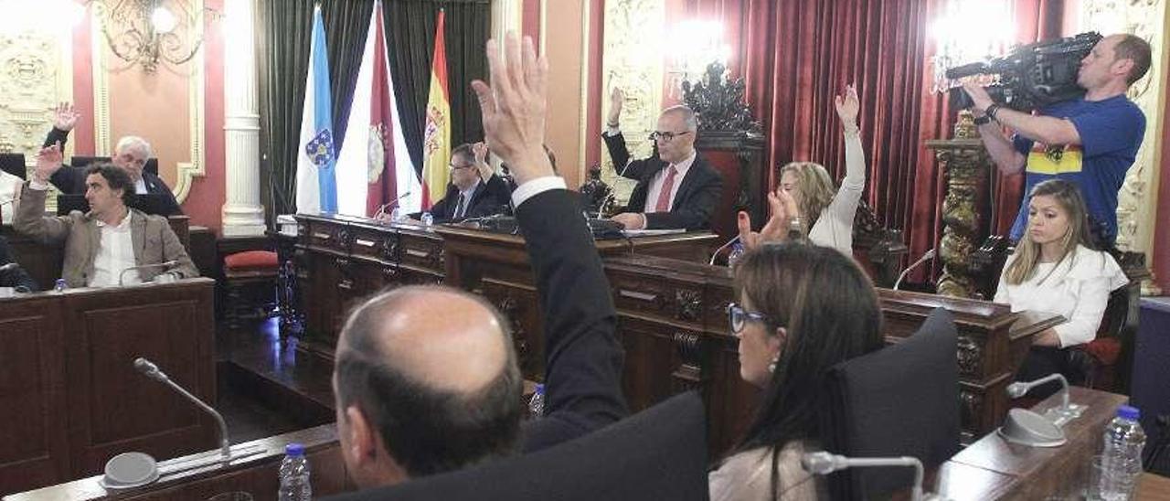 Los votos del PP fueron insuficientes para aprobar la urgencia en el pleno extraordinario. // Iñaki Osorio