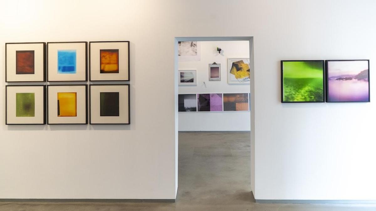 Vista de la galería que expone el trabajo de Bruno Daureo.