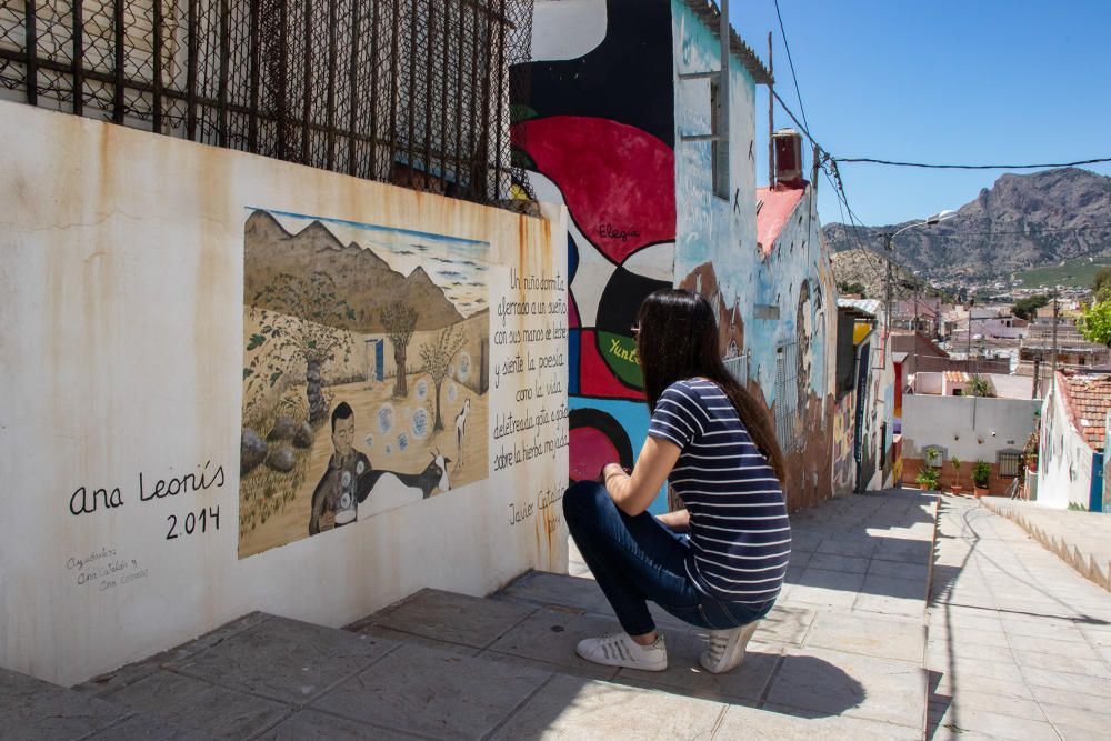 Más de doscientos murales en homenaje a Miguel Hernández engalanan el barrio de San Isidro de Orihuela