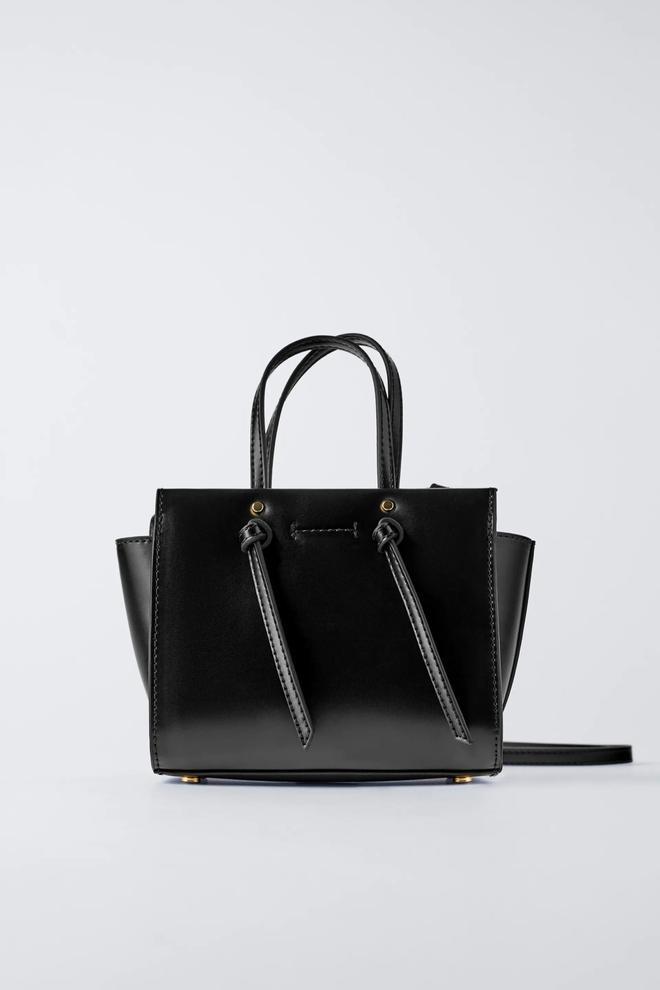 Bolso mini city negro, de Zara (19,95 euros)