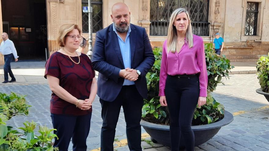 El presidente del PP de Palma, Jaime Martínez, junto a las regidoras &#039;populares&#039; en el Ayuntamiento.