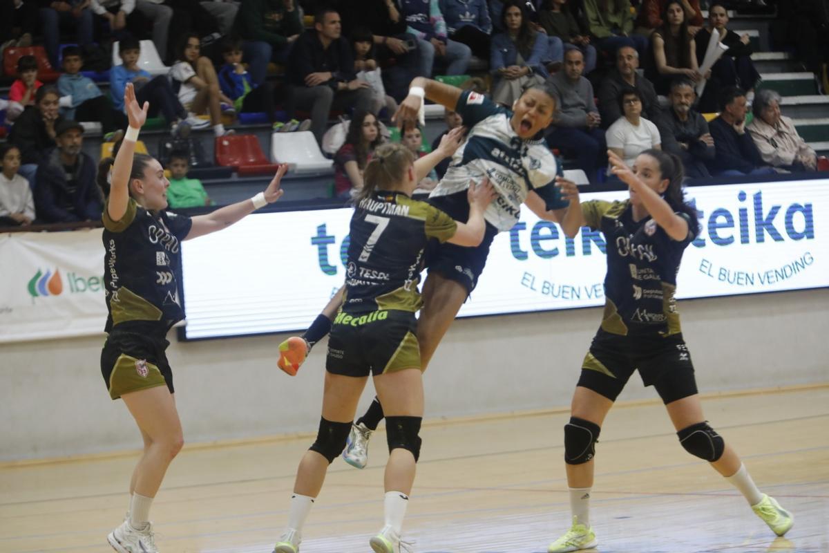 Figueiredo intenta lanzar a portería ante la oposición de la defensa del Atlético Guardés.