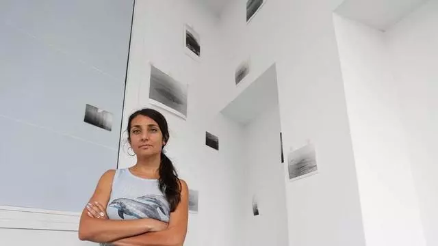 La artista Carla Andrade homenajea en fotos y vídeo a la Serra da Groba en su exposición en Nigrán