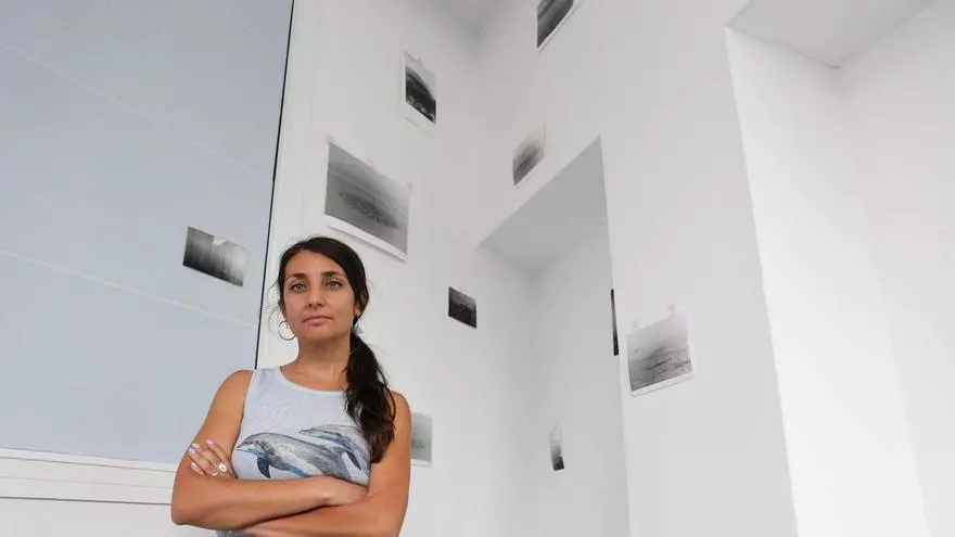 La artista Carla Andrade homenajea en fotos y vídeo a la Serra da Groba en su exposición en Nigrán