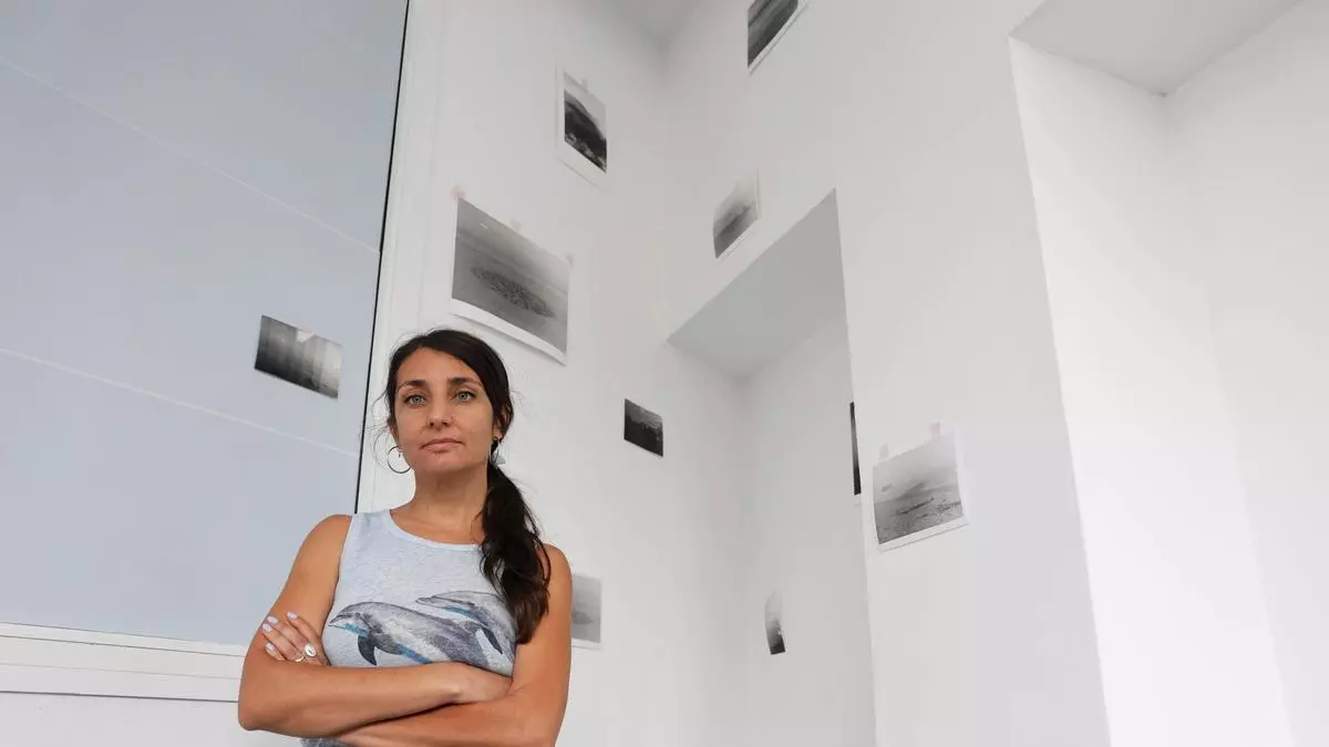 La artista Carla Andrade homenajea en fotos y vídeo a la Serra da Groba en su exposición en Nigrán