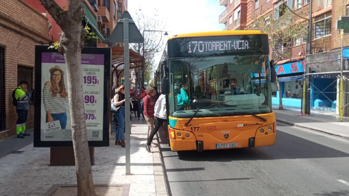 El autobús de la línea 170 a su paso por Xirivella