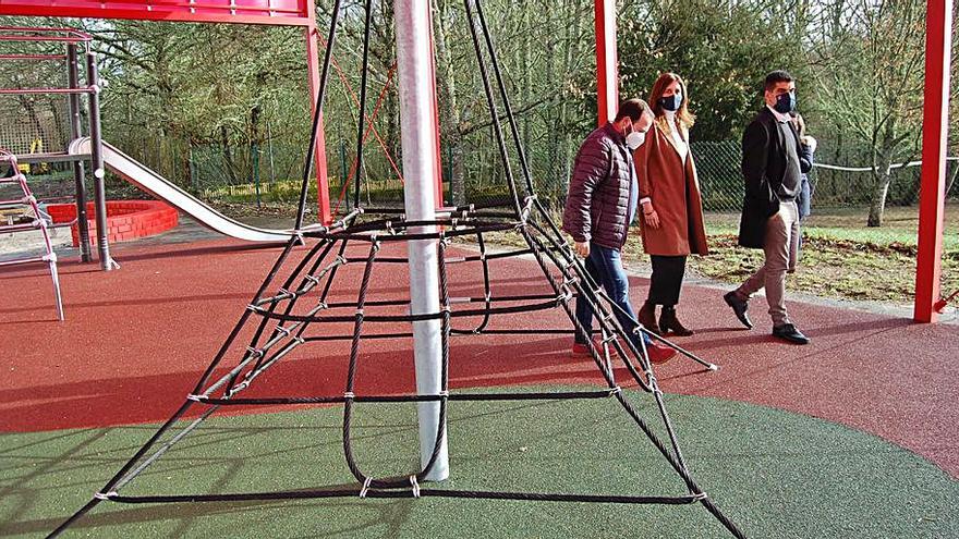 Visita al nuevo parque infantil Irixoga. | // FDV