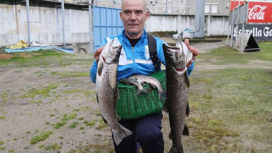 Francisco Muñoz Blanco, con dos truchas capturadas el pasado curso en el río Miño. // Iñaki Osorio